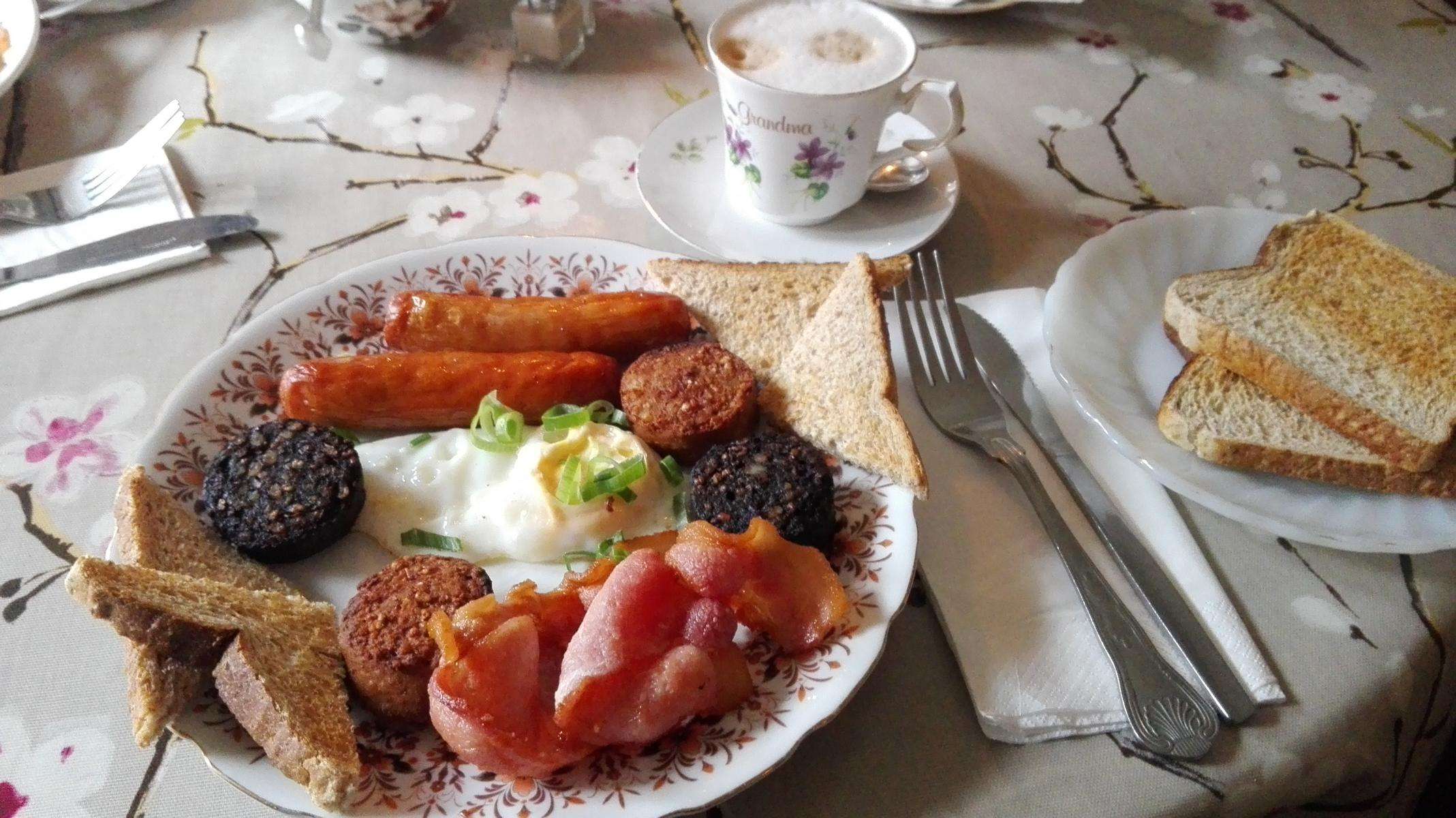 War der Abend doch länger als gedacht gibt’s hier das beste Katerfrühstück: Irish breakfast. (Für Vegetarier leider nicht zu empfehlen) ;)